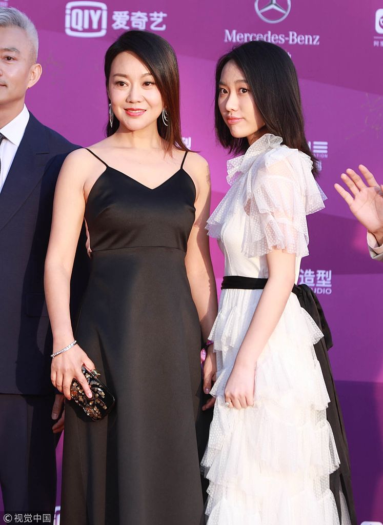 47岁闫妮逆生长！ 携女儿邹元清同台亮相好似姐妹花