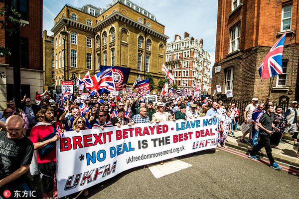 英国脱欧公投两周年民众参加示威游行