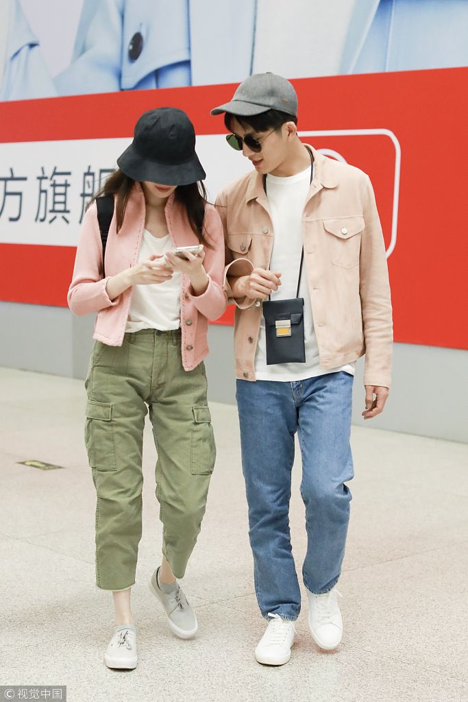 高甜倪妮和井柏然穿情侣装亮相撒糖变专属摄影师蹲地拍男友