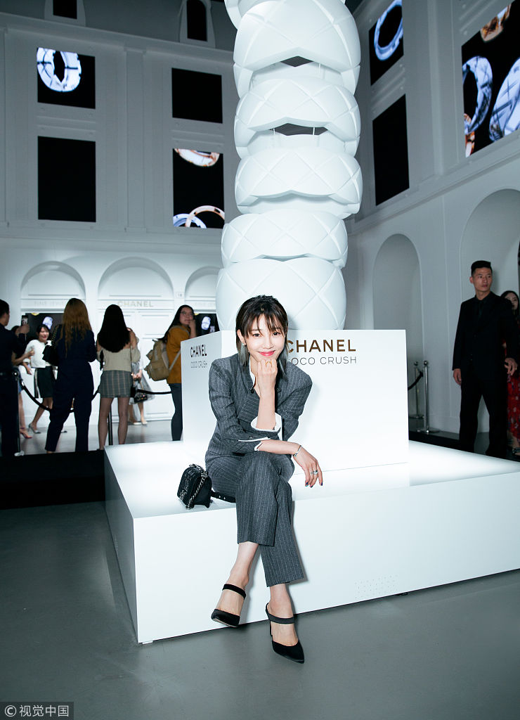 白百何以新发色亮相香奈儿体验展 条纹套装尽显高挑身材