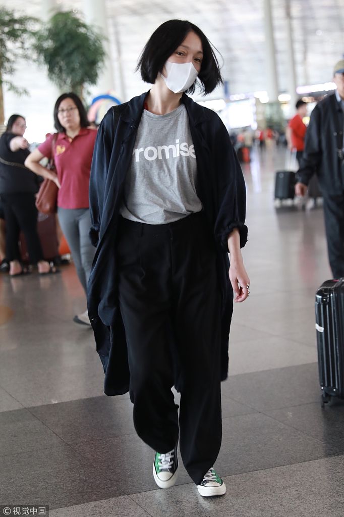 周迅亮相机场走路带风 素颜戴口罩小短发清新率性