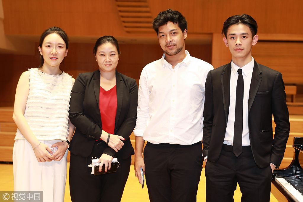 杜天奇西装革履容貌帅气似小王子深情演奏精湛琴技引乐迷赞叹