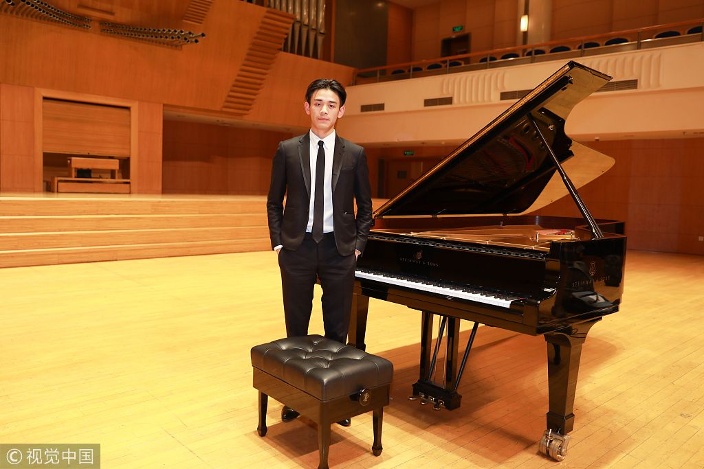 杜天奇西装革履容貌帅气似小王子深情演奏精湛琴技引乐迷赞叹