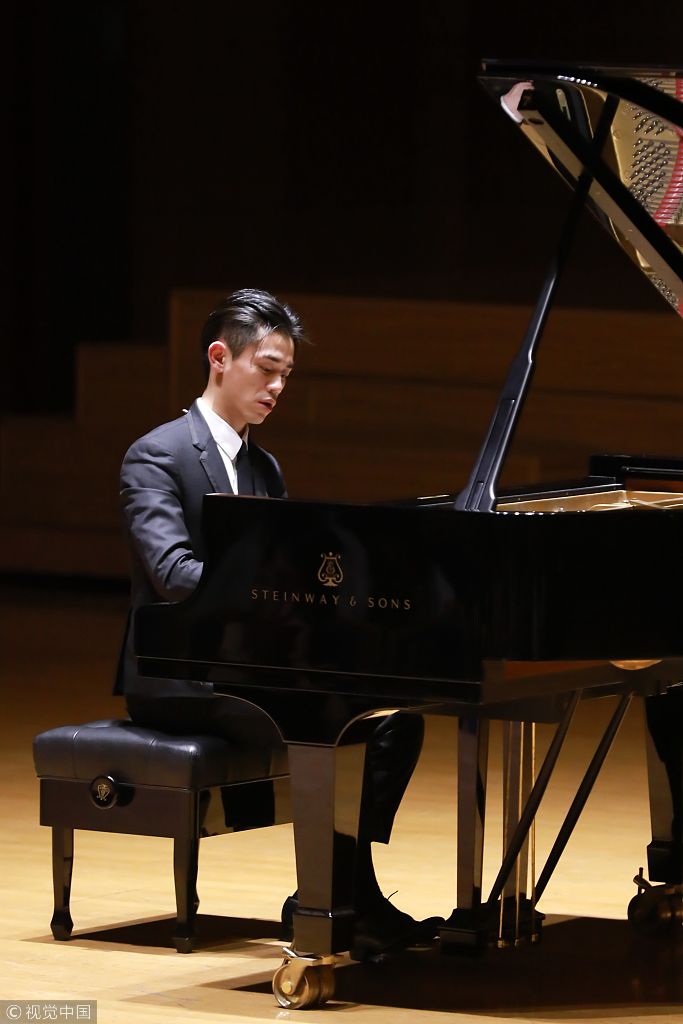 杜天奇西装革履容貌帅气似小王子深情演奏精湛琴技引乐迷赞叹