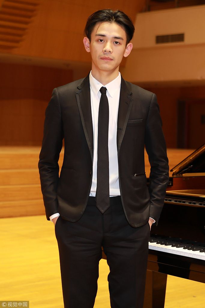 杜天奇西装革履容貌帅气似小王子深情演奏精湛琴技引乐迷赞叹