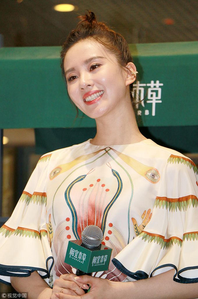 刘诗诗出席活动暴露另一面 大方分享护肤心得捂嘴偷笑婚戒抢镜