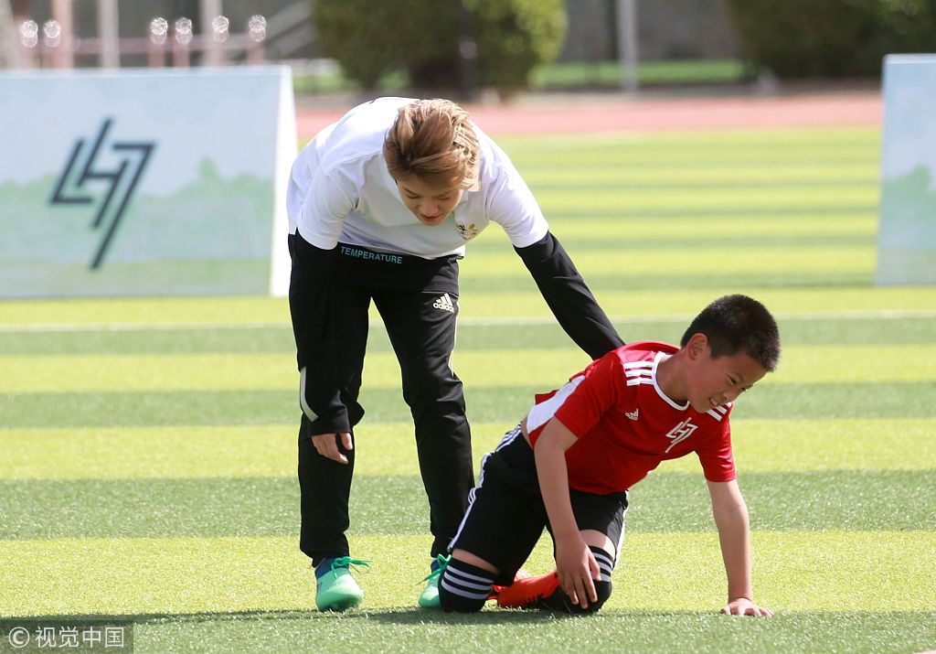 帅翻绿茵场!鹿晗大风天上公益足球课 暖心扶起摔倒小球员