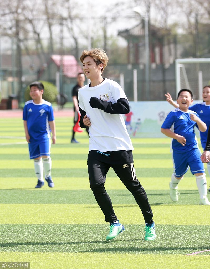 帅翻绿茵场!鹿晗大风天上公益足球课 暖心扶起摔倒小球员