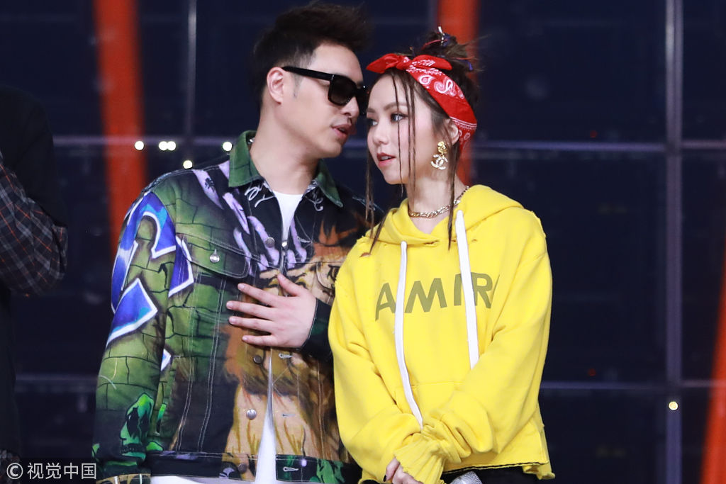 邓紫棋梳小脏辫嘻哈味十足 和潘玮柏亲密耳语搭档默契