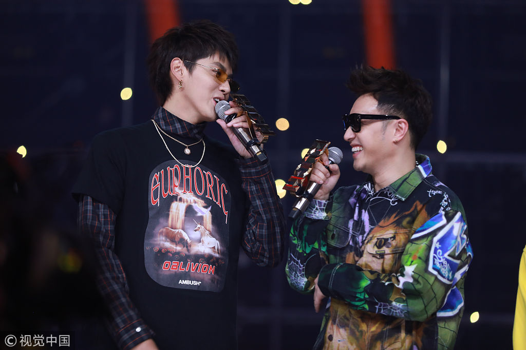 吴亦凡高冷灿笑秒切换"酷萌皆宜" 和潘玮柏热聊气氛活跃_新浪看点