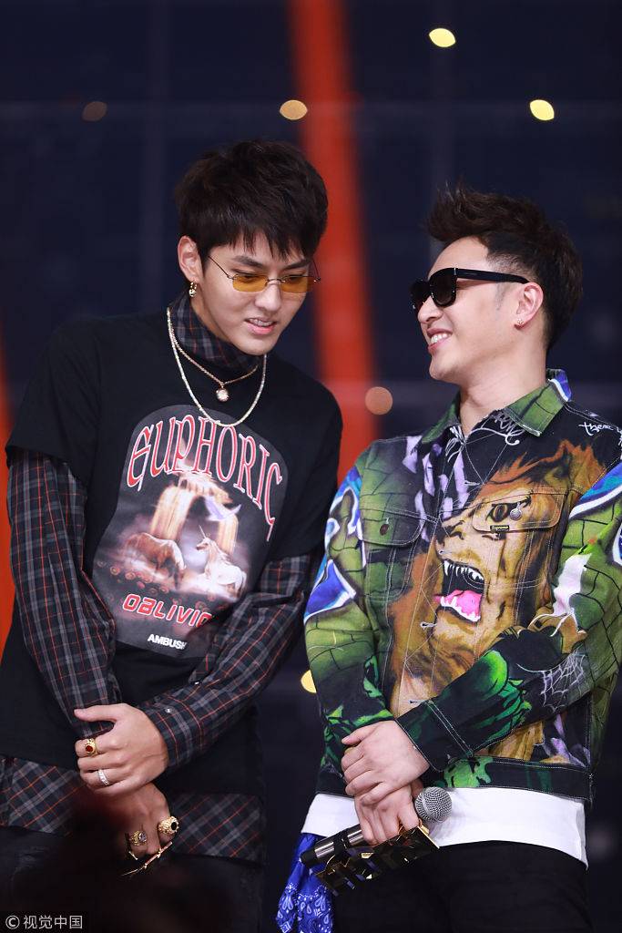 吴亦凡高冷灿笑秒切换"酷萌皆宜" 和潘玮柏热聊气氛活跃_新浪看点