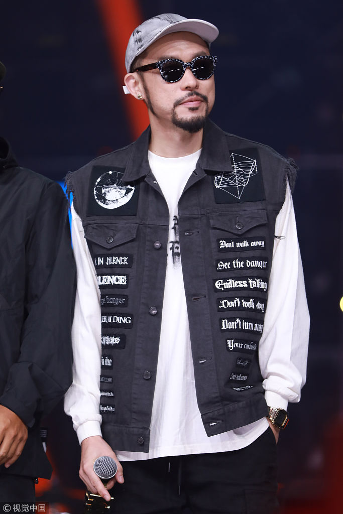 张震岳自曝婚讯九月晋升奶爸 将剃胡子拍帅气婚纱照_新浪看点