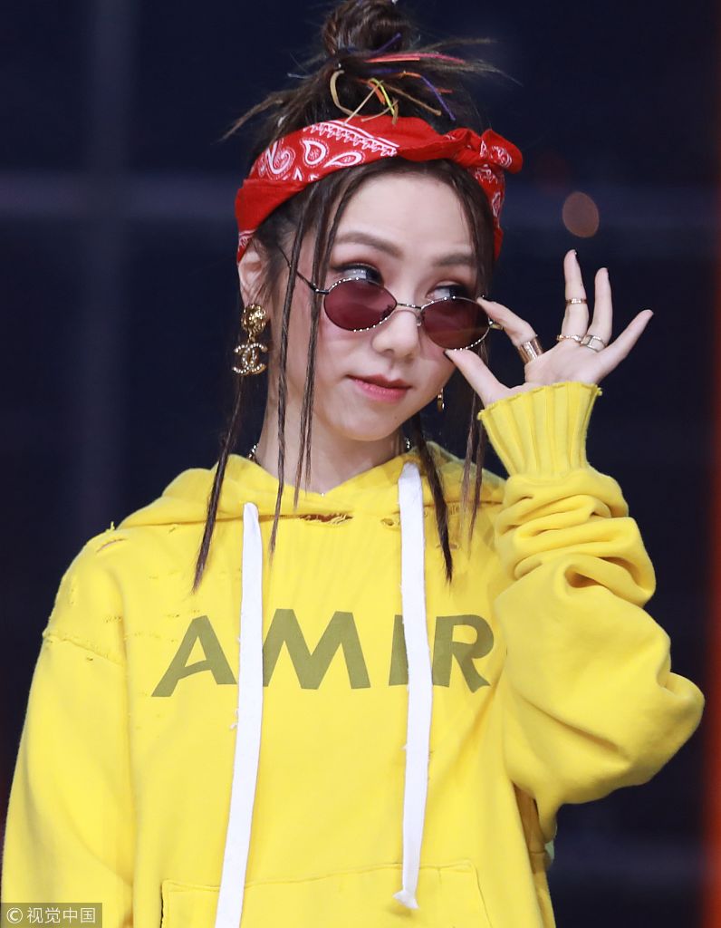 邓紫棋梳小脏辫嘻哈味十足 和潘玮柏亲密耳语搭档默契