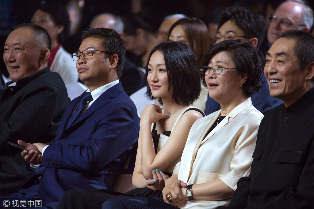 周迅携手恩师李少红亮相中国电影导演协会盛典 着黑白长裙端庄大气