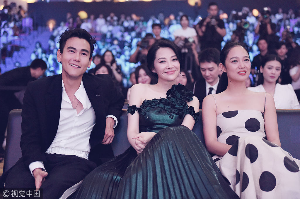 彭于晏跟她合影都变得超乖巧|彭于晏|许晴|图片来源_新浪新闻