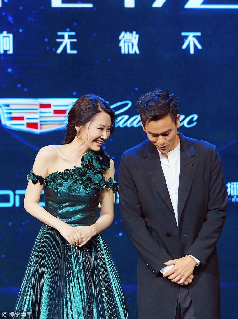 彭于晏跟她合影都变得超乖巧|彭于晏|许晴|图片来源_新浪新闻