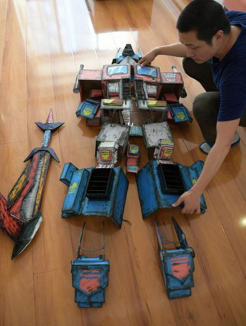 西安80后老爸为儿子纯手工打造变形金刚盔甲