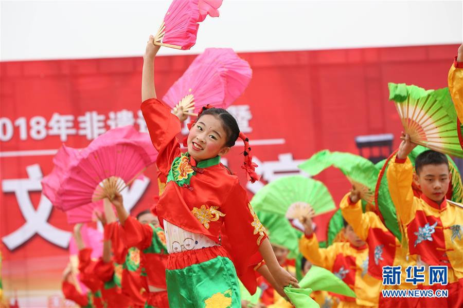 Праздники в китае в мае. Дунбэйский янгэ. Китайский танец янгэ. Праздники в Китае. Фестиваль в Китае.
