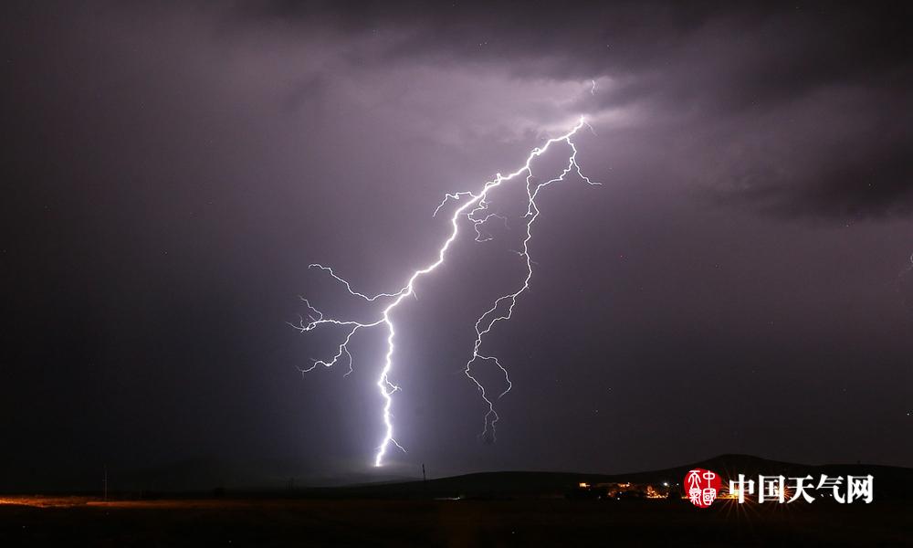 土耳其凡城暴雨闪电袭城 场面震撼似科幻大片