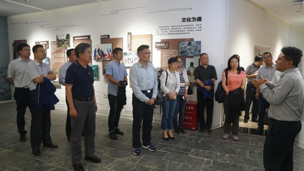 在万兴乡车厘子种植基地,王小力和段克武共同为"西