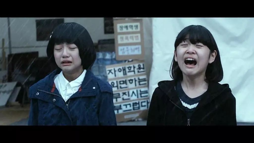 韩国又曝3名"智力障碍"女生被男老师性侵,校长下跪道歉后跳楼自杀!