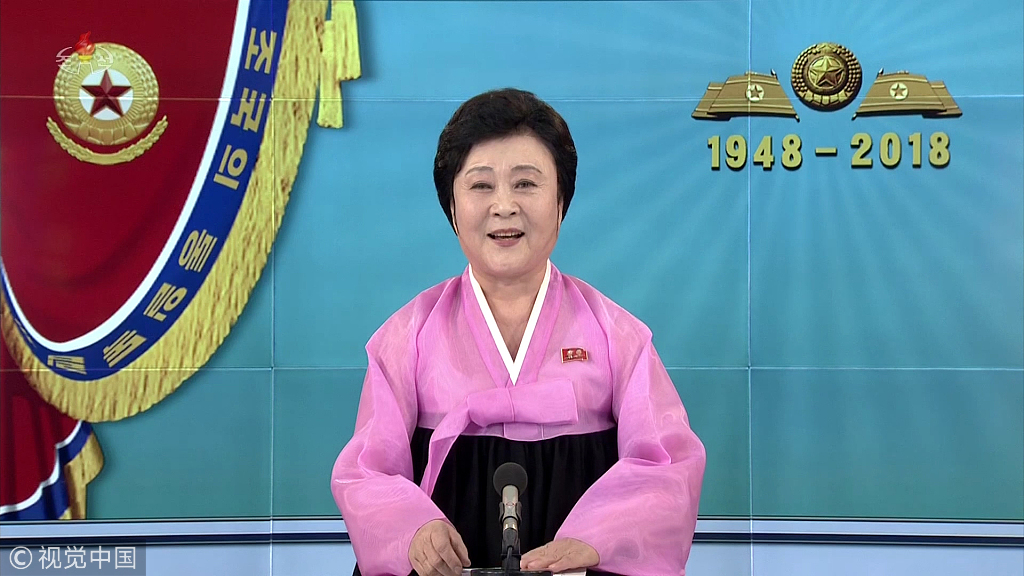 2018年2月8日，朝鲜中央电视台播音员李春姬播报“建军节”阅兵的消息。图/视觉中国