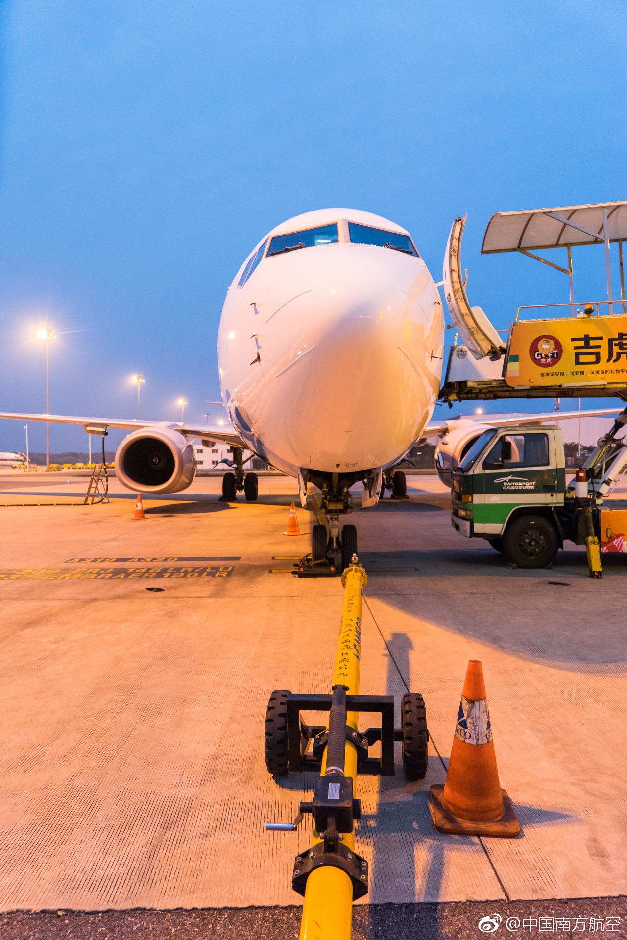 南航贵州号飞抵广州将执飞枢纽机场航班
