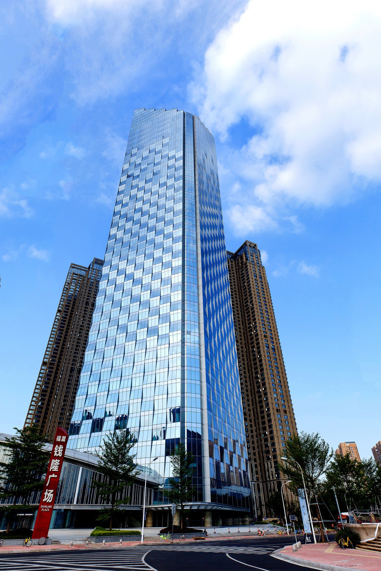 (福晟总部大楼)此外,福晟生活服务集团是福晟集团下属的,独立运营的