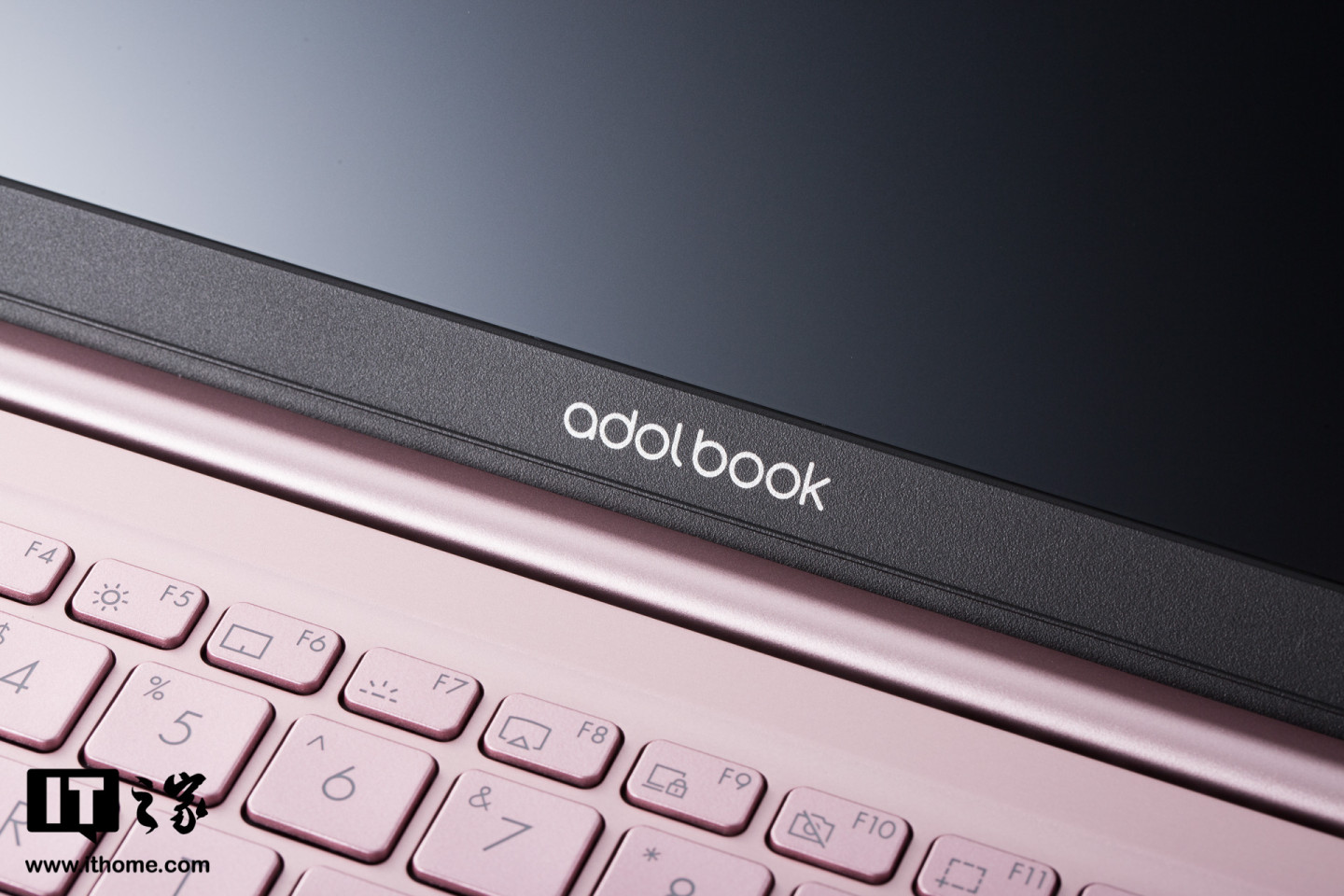 细节图赏配置方面,华硕adolbook13搭载了英特尔10nm工艺的10代i5处理