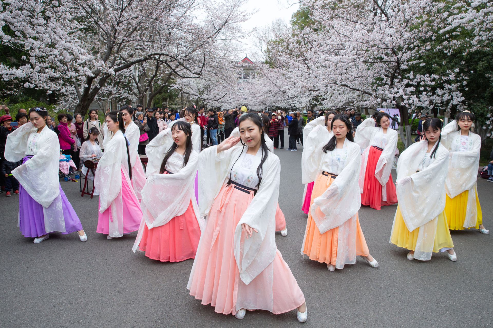 2019年3月，身着汉服的女孩们在跳舞，图片来源：东方IC。