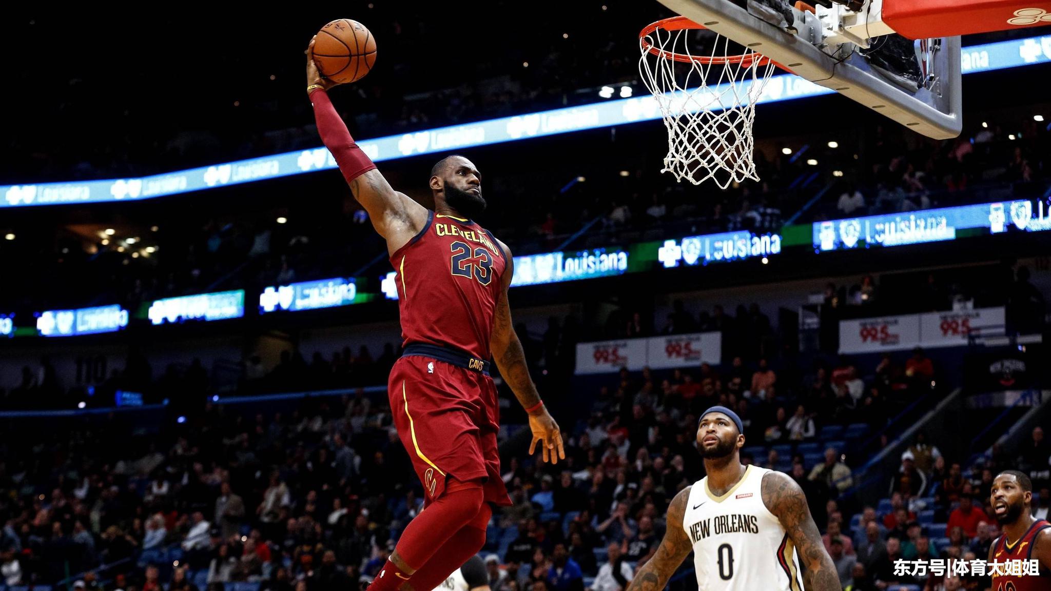 骑士由詹姆斯布置最后一次进攻,泰伦卢没有参与最后的战术布置