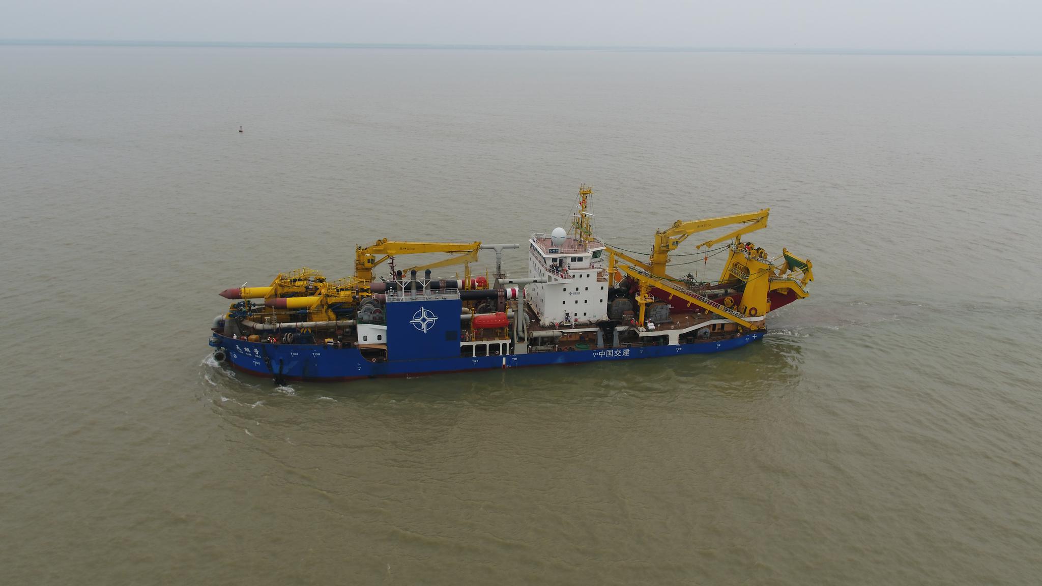 亚洲最大重型自航绞吸船天鲲号出港海试