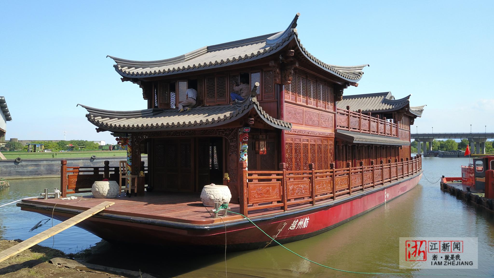 长30米 宽8米 绍兴打造的中国最大画舫船下水