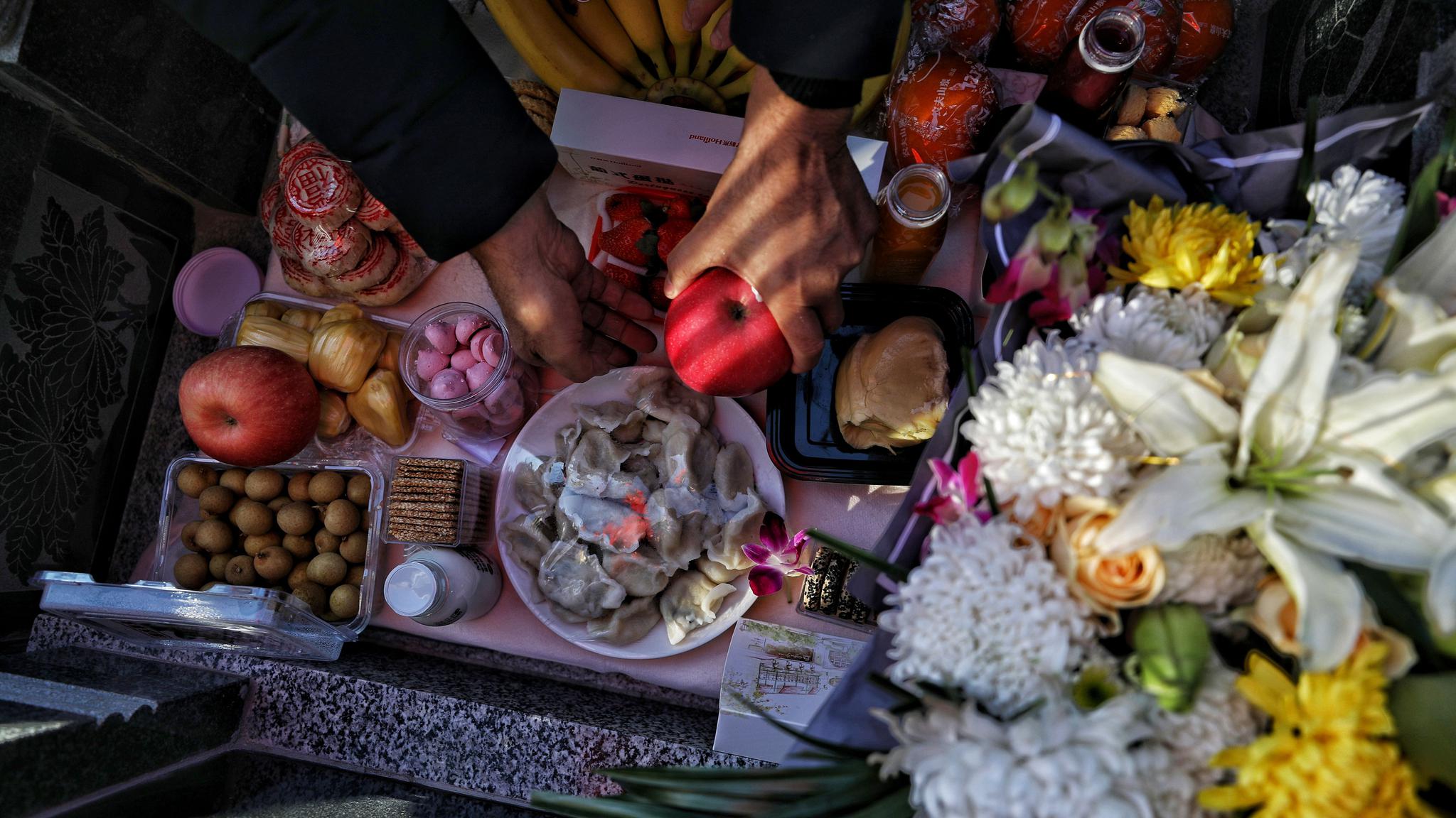 杀妻骗保案死者五七母亲亲手包饺子去墓园祭奠