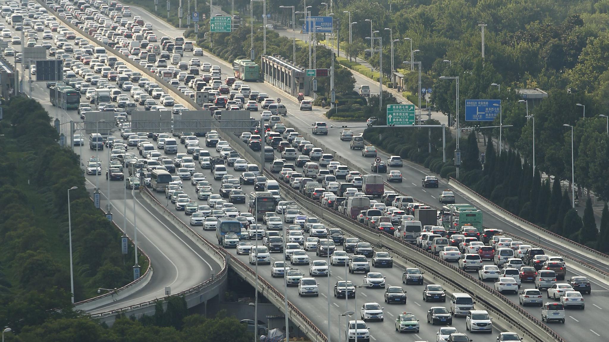 郑州市中州大道上的车流.
