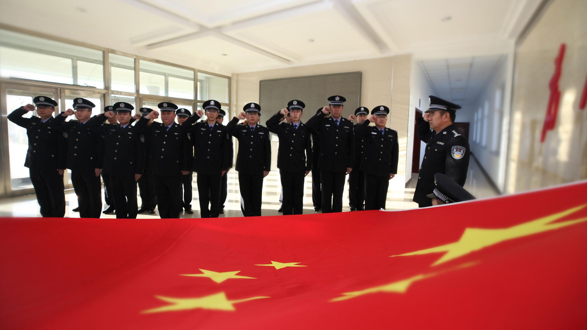 公安边防警卫部队举行集体换装和入警宣誓仪式