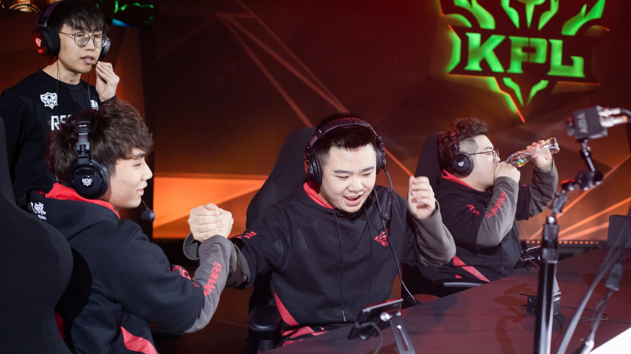 与其说rw侠是改名转运不如归功众将的努力