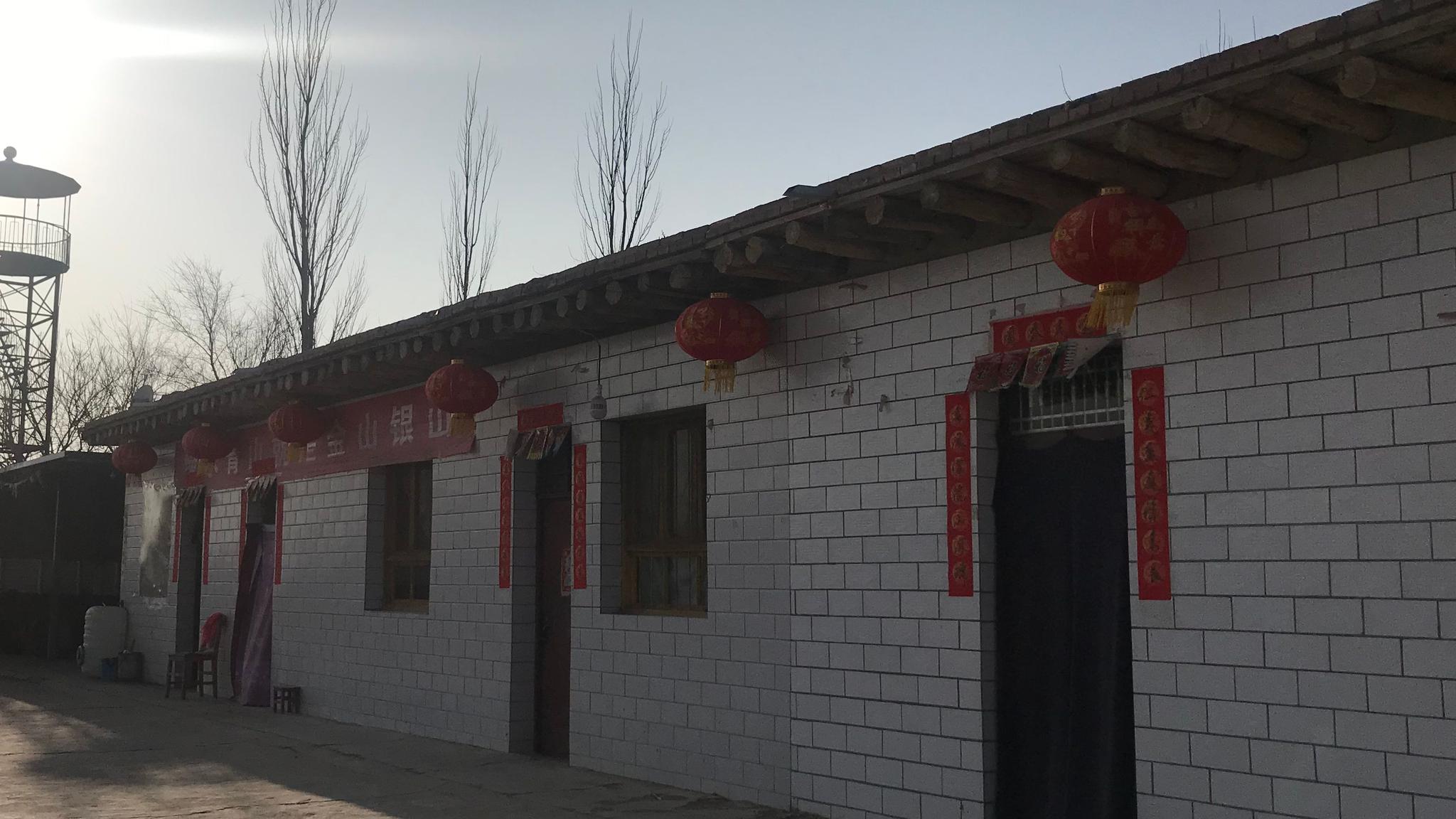 绿化沙漠:中国第四大沙漠内 这个男人抗沙20年绿化8000余亩 王银吉在沙漠旁边的家。新京报记者 李傲 摄