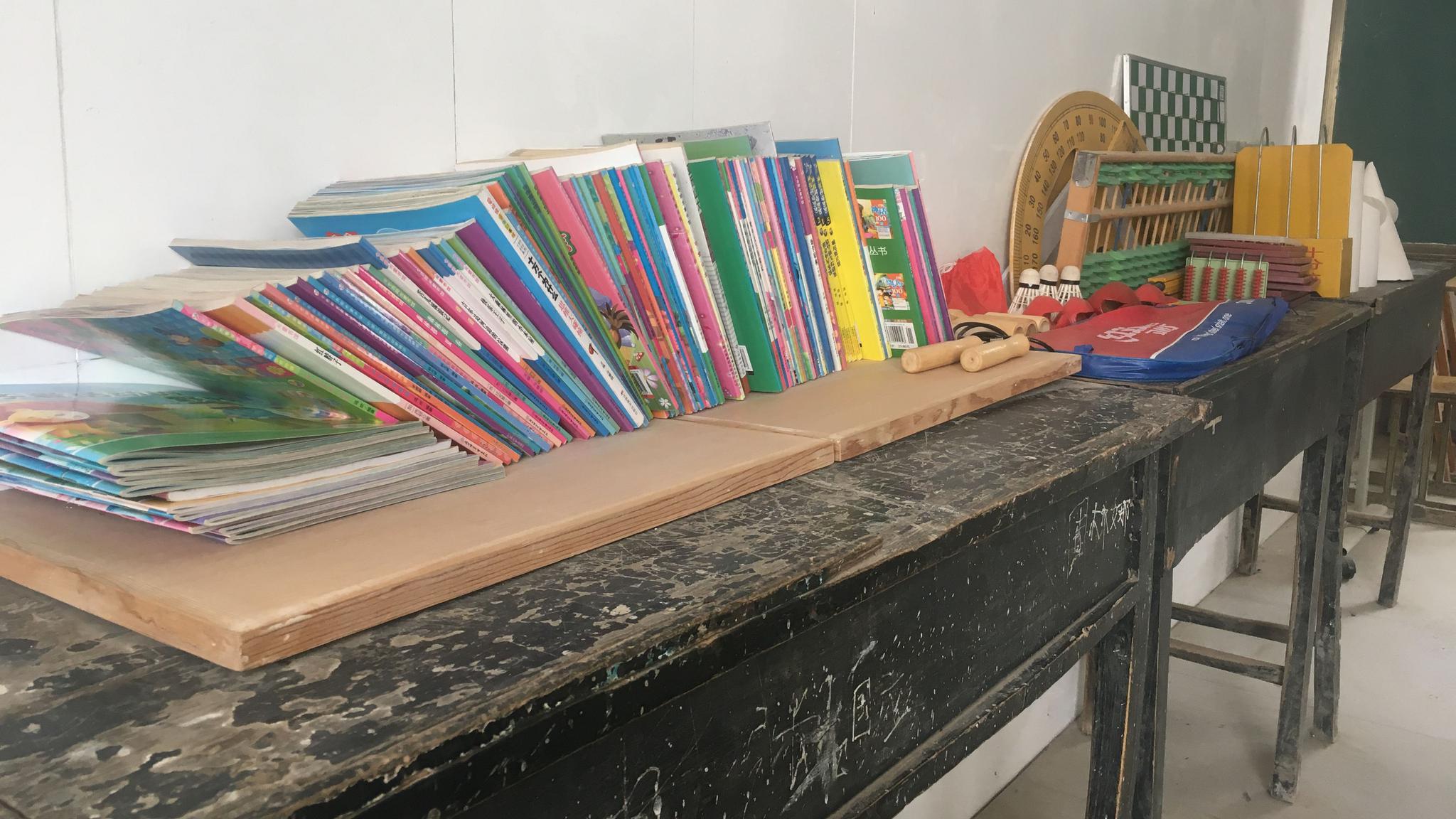 教室一角整齐摆放的书本.新京报记者 张羽 摄