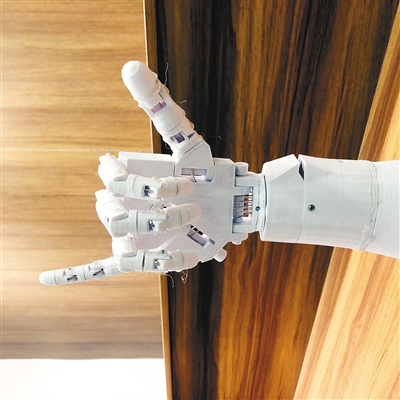 交大学子研发 可用意念控制的 智能假肢