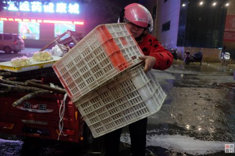 晚上10点左右,附近的饭店打烊开始冲水刷地,汪大姐也开始收拾东西收摊