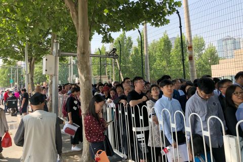 美国大使馆门前几百人排队等待办签证