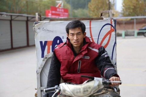 干了快有一年的时候,刘文玉承包了一片片区,现在他手底下有五名快递员