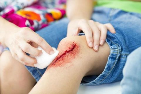 骑车女子与公交车发生碰擦摔倒受伤 幸无大碍