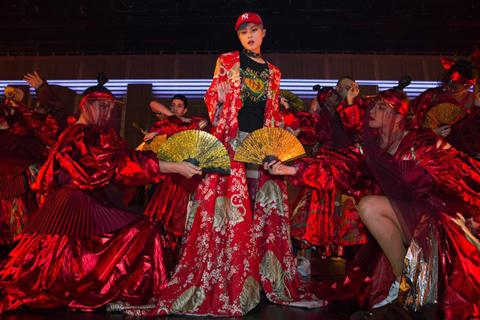 李宇春“流行”演唱会深情感恩歌迷 嘉宾蔡依林登台助阵
