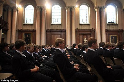 英国贵族学校伊顿公学刮起"平民风" 学生认为"成为普通人很酷"