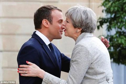 马克龙夫人布丽吉特陪同特蕾莎梅丈夫游览,穿一身白色裙装