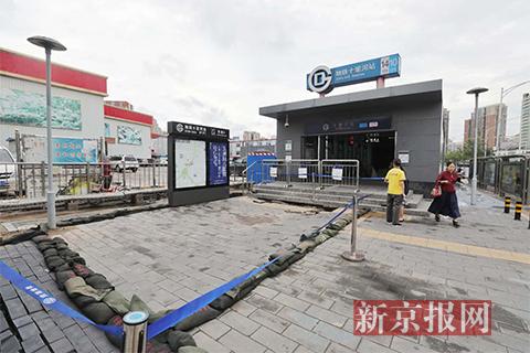 北京暴雨地铁:北京多地暴雨 十里河地铁站一出口塌陷(图) 十里河地铁G出口处地面塌陷。