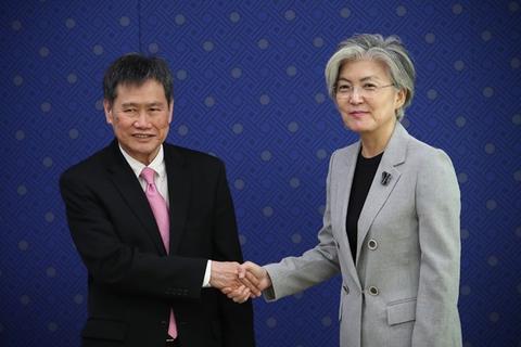 原料图:2018年9月,韩国外长康京和(右)日前在韩国始都始尔会见东盟秘书长林玉辉(左)。(图源:越通社)