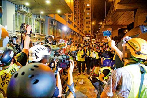暴乱活动期间，不少身穿反光黄间背心的“记者”围着警方拍摄（图源：大公报）